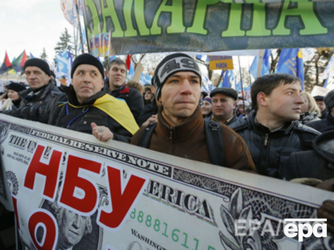 У стен парламента проходит митинг