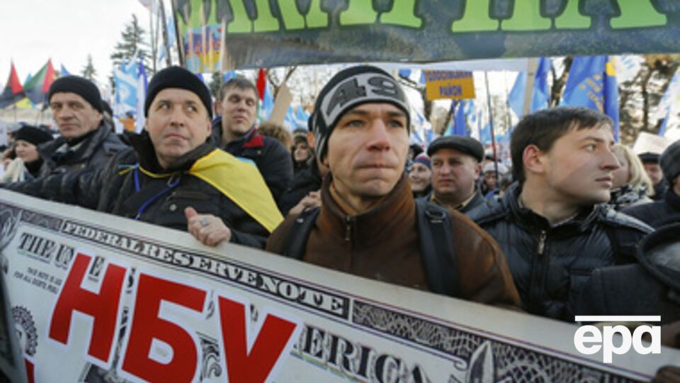 У стен парламента проходит митинг