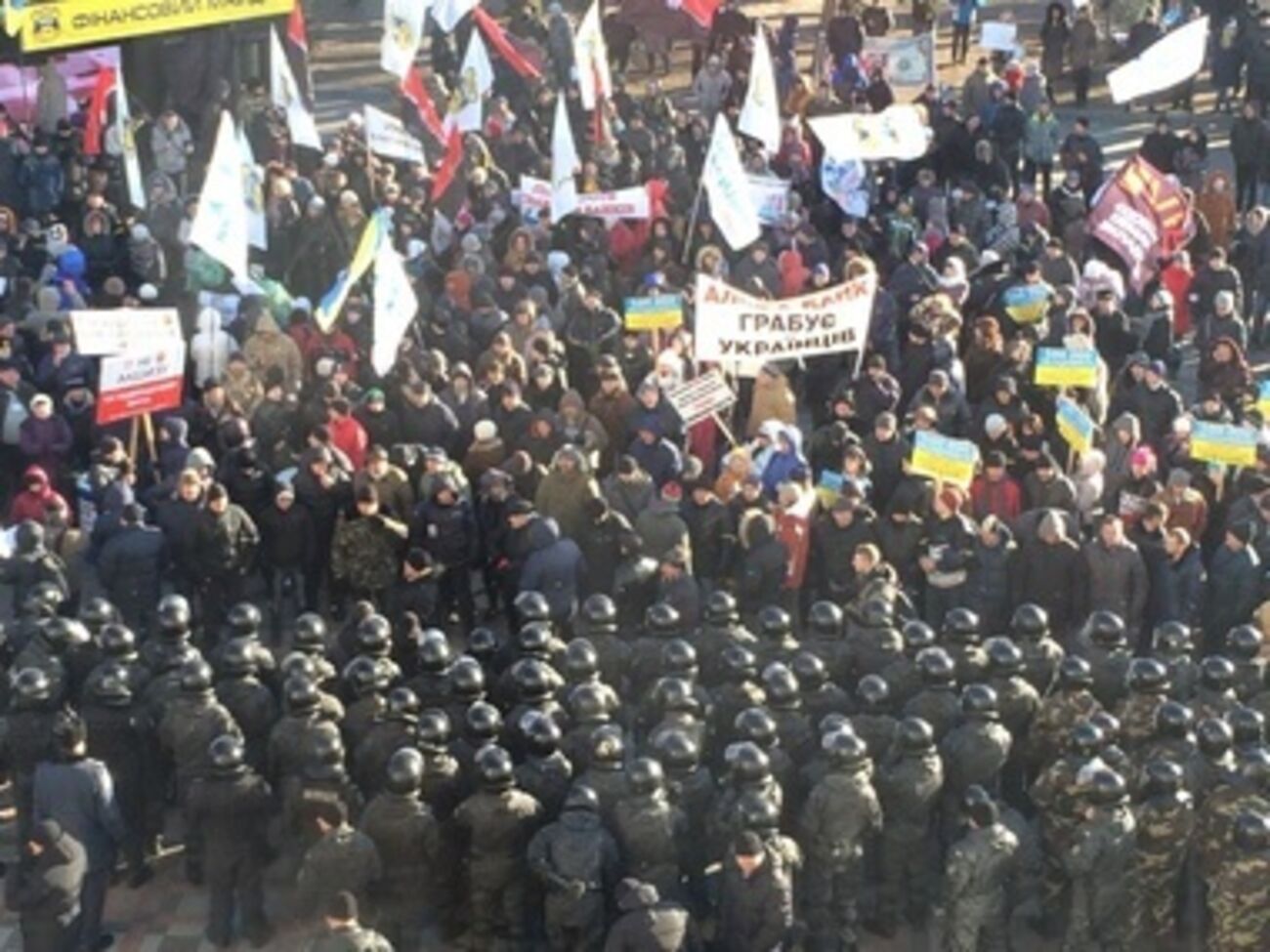 Силовики оттеснили протестующих от стен Рады