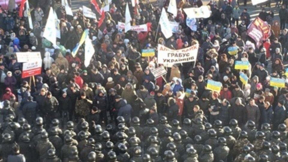 Силовики оттеснили протестующих от стен Рады