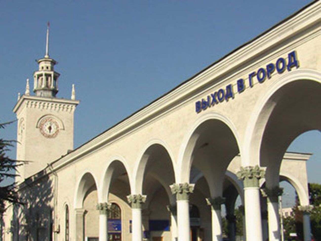 В Симферополе у касс по предварительной продаже ж\д билетов очередей почти нет, сообщил источник