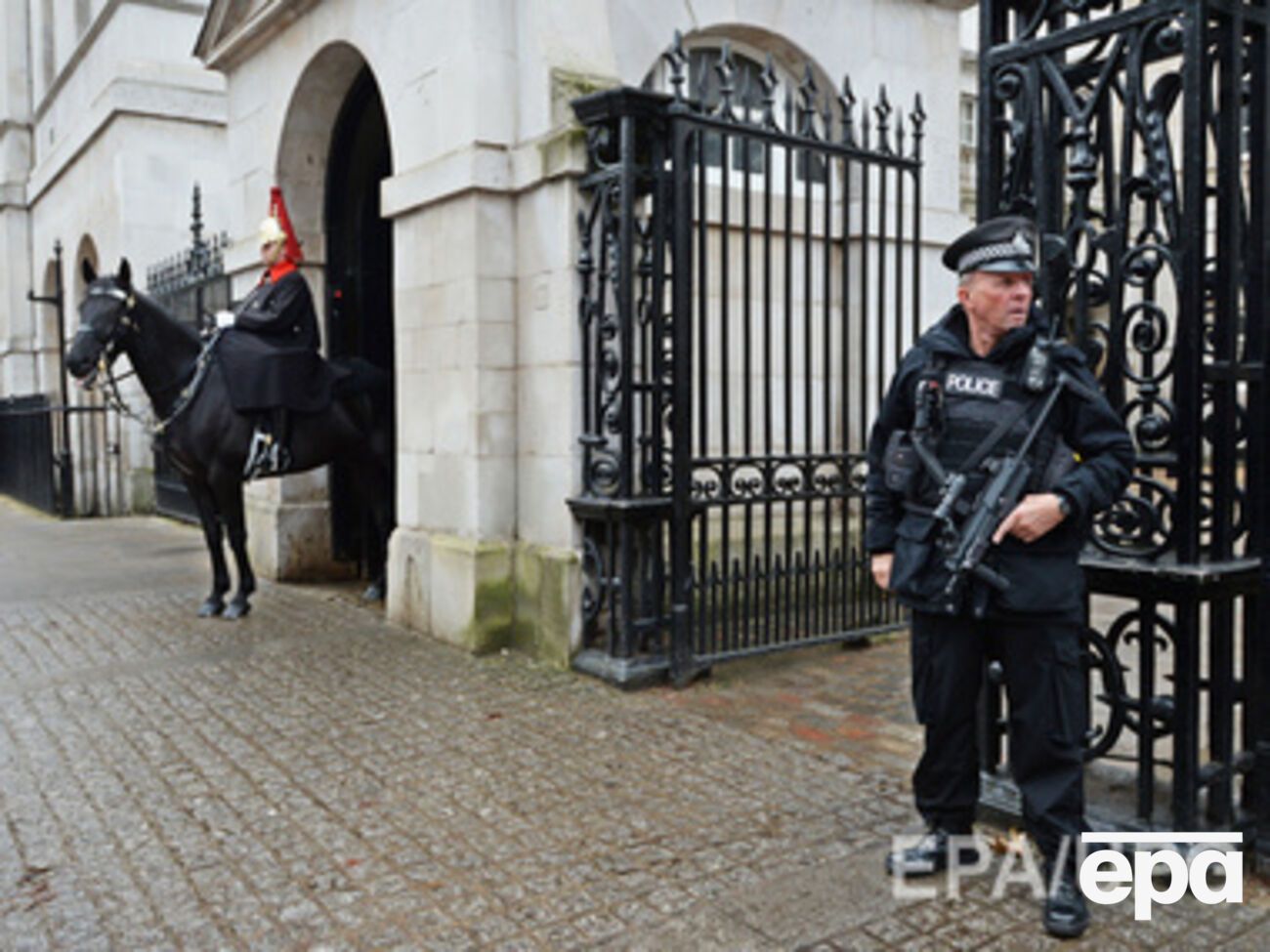 Гвардия Королевы опасается нападения человека, вооруженного огнестрельным или холодным оружием, а также террориста-смертника