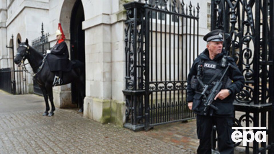 Гвардия Королевы опасается нападения человека, вооруженного огнестрельным или холодным оружием, а также террориста-смертника