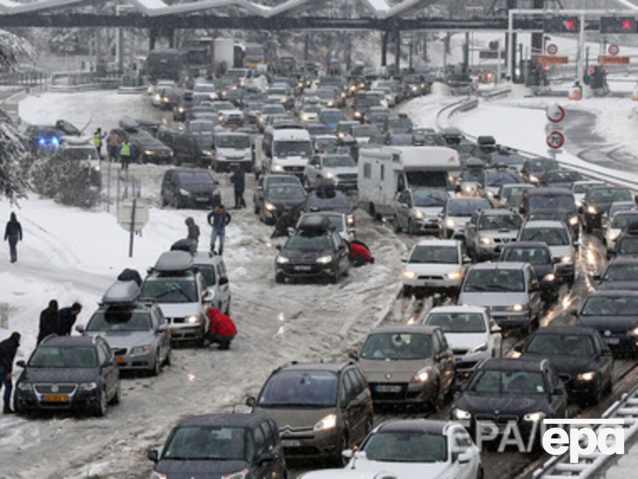 Непогода заблокировала в Альпах тысячи автомобилистов