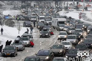 Непогода заблокировала в Альпах тысячи автомобилистов