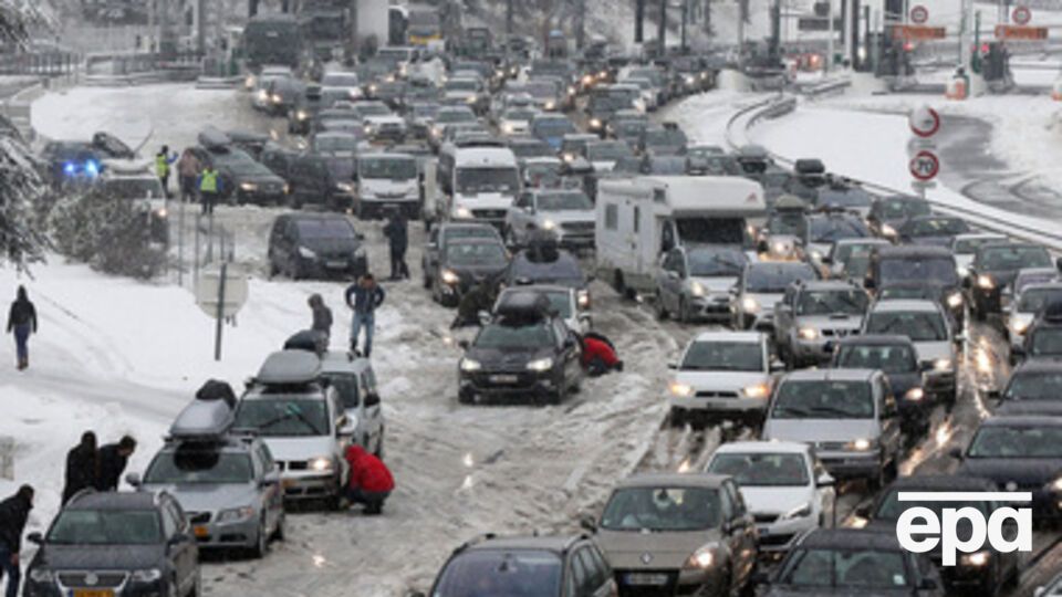 Непогода заблокировала в Альпах тысячи автомобилистов