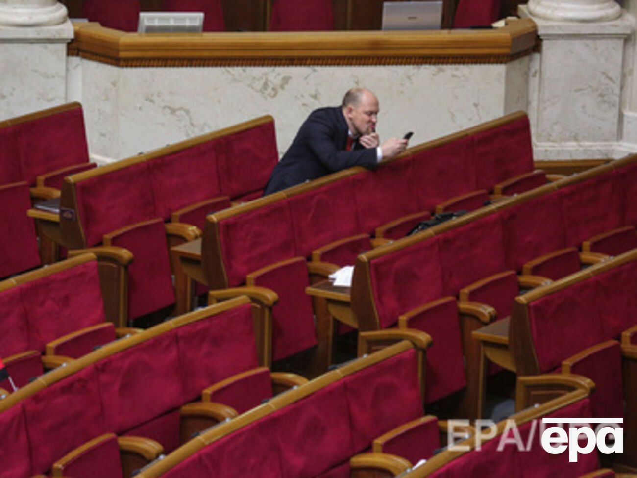 Источник также сообщил, что президент Украины Петр Порошенко в Раду не приедет