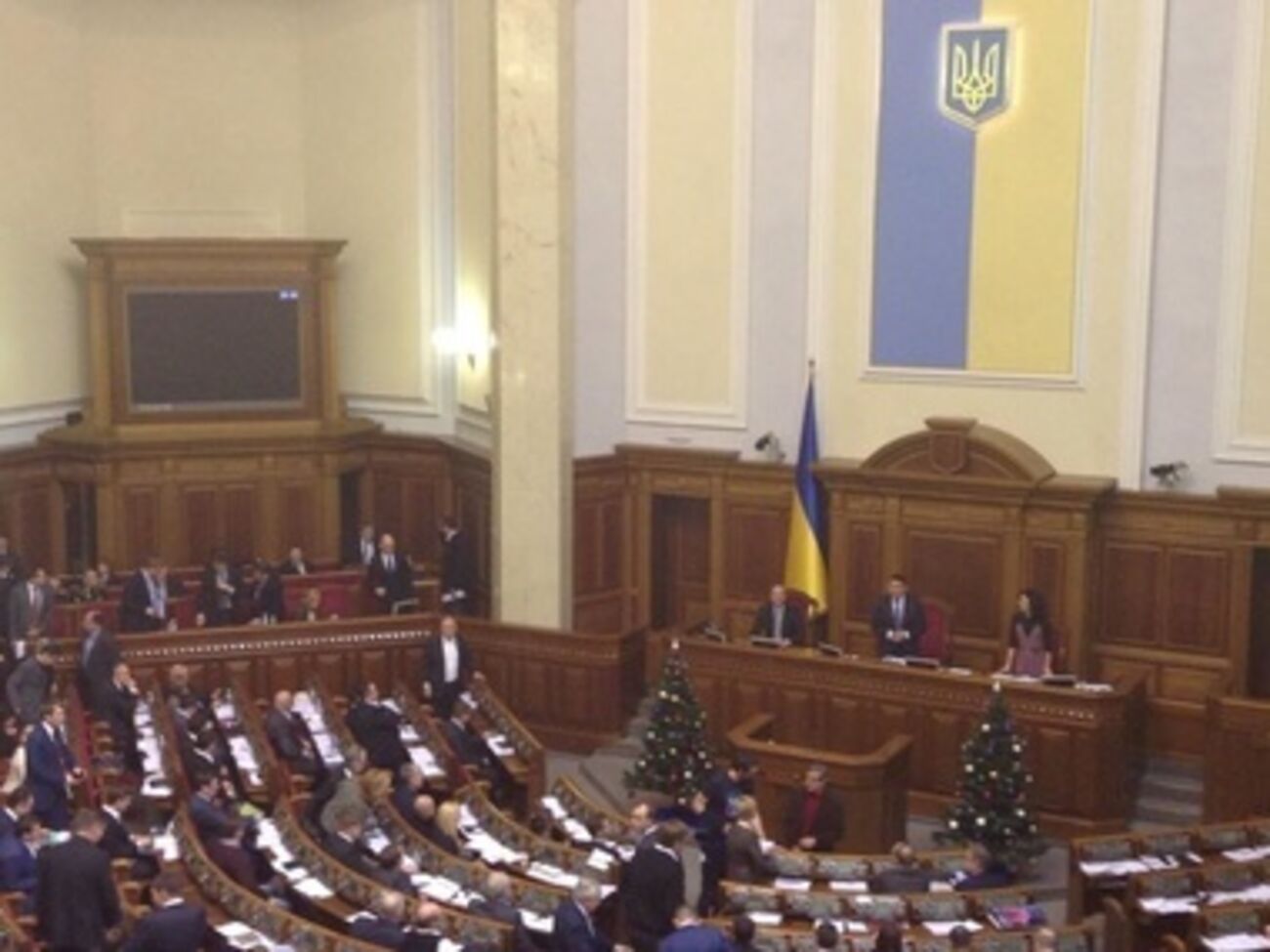 Парламент возобновил работу в 20.40