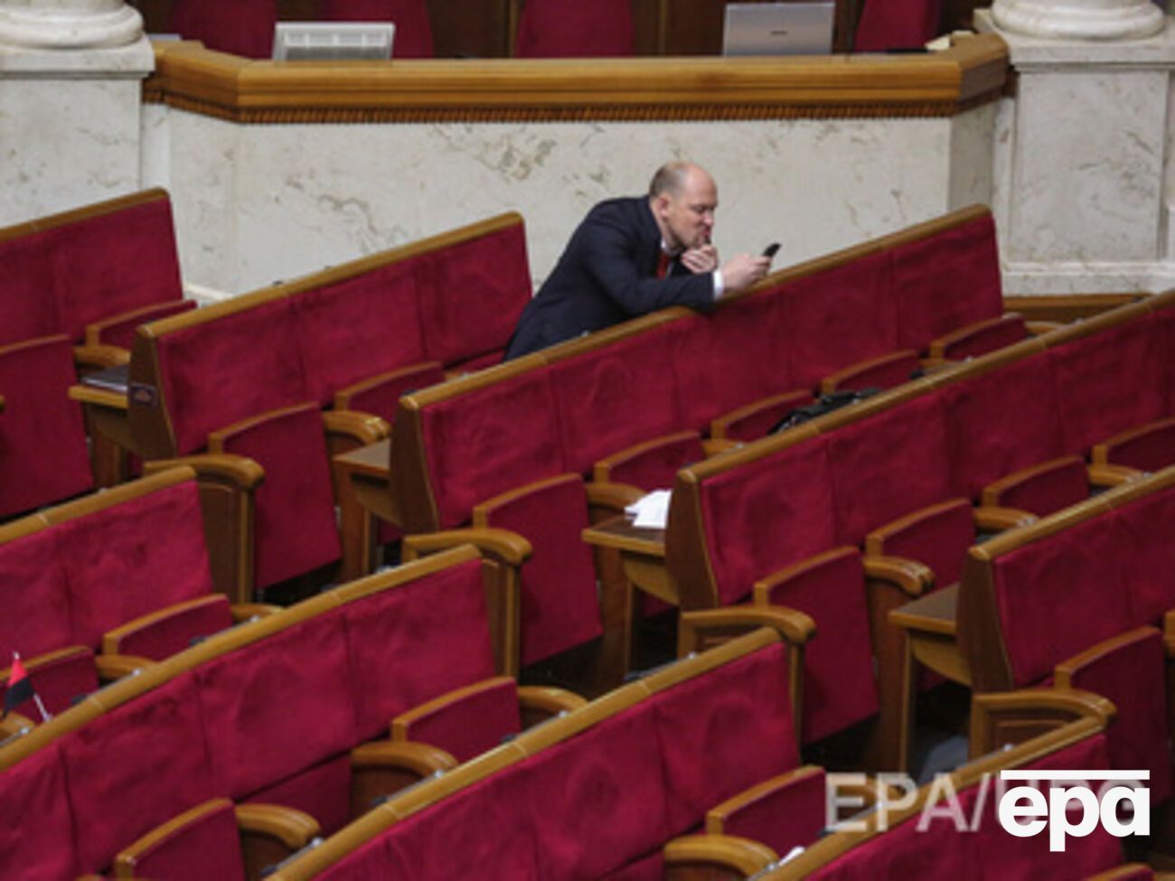 Парламент должен возобновить работу в 22.30