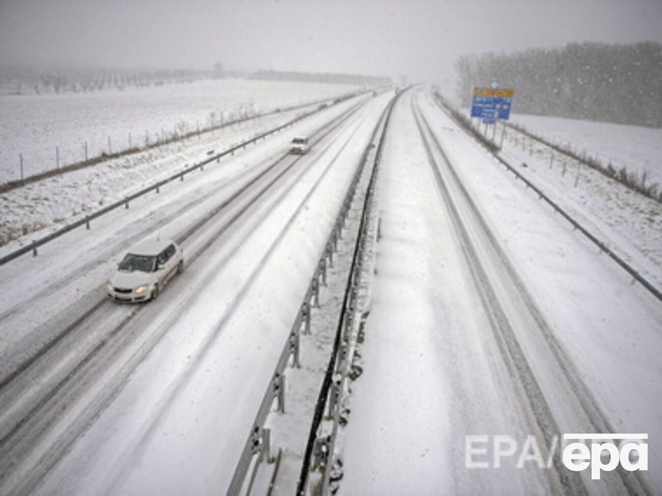 Снегопады осложнили движение транспорта на юге Украины