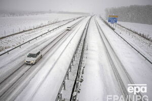 Снегопады осложнили движение транспорта на юге Украины
