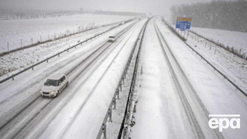 Снегопады осложнили движение транспорта на юге Украины
