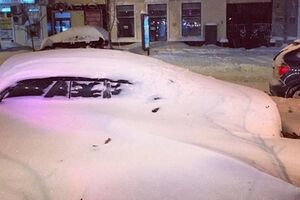 Активисты откапывают машины из-под снега и зовут в гости незнакомых людей