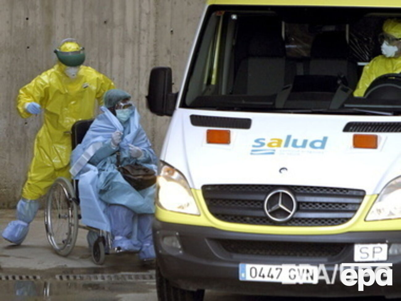 Медицинский работник помогала бороться с вирусом в Африке