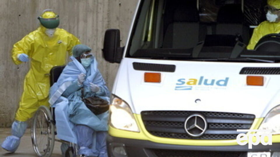 Медицинский работник помогала бороться с вирусом в Африке