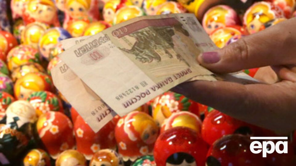 Рубль продолжает терять позиции