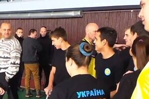 Молодые люди пришли в патриотических футболках