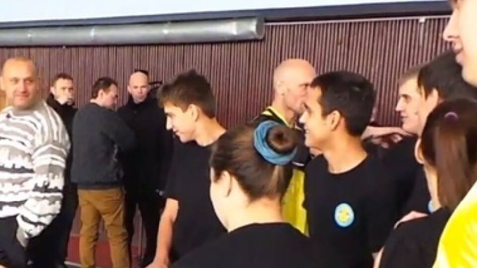 Молодые люди пришли в патриотических футболках