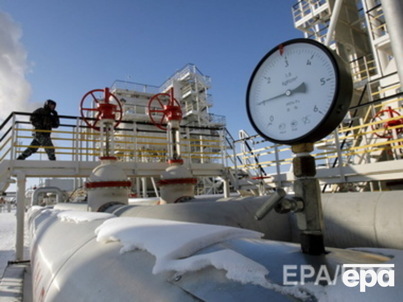 Бернбаум приводит слова помощника&nbsp;министра экономики России Алексея Ведева, который отметил, что снижение стоимости нефти стало основной причиной кризиса в 2009 году, а в 2014 добавились еще и санкции