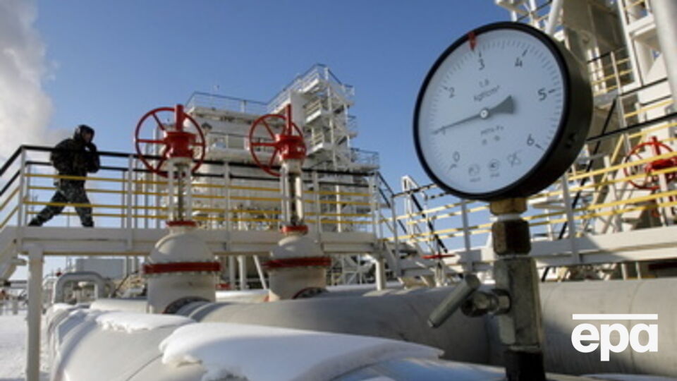 Бернбаум приводит слова помощника министра экономики России Алексея Ведева, который отметил, что снижение стоимости нефти стало основной причиной кризиса в 2009 году, а в 2014 добавились еще и санкции