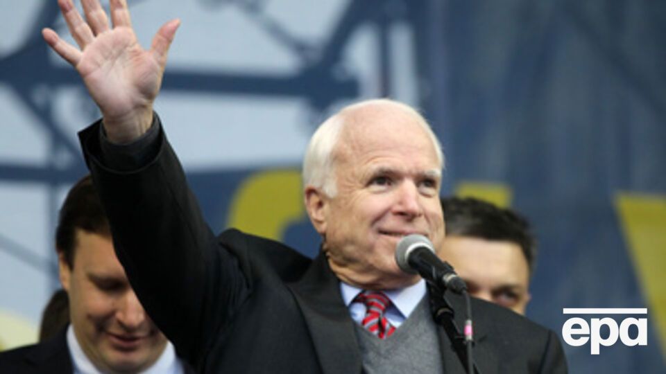 Маккейн назвал Венгрию нацией, которая ложится в постель к Путину