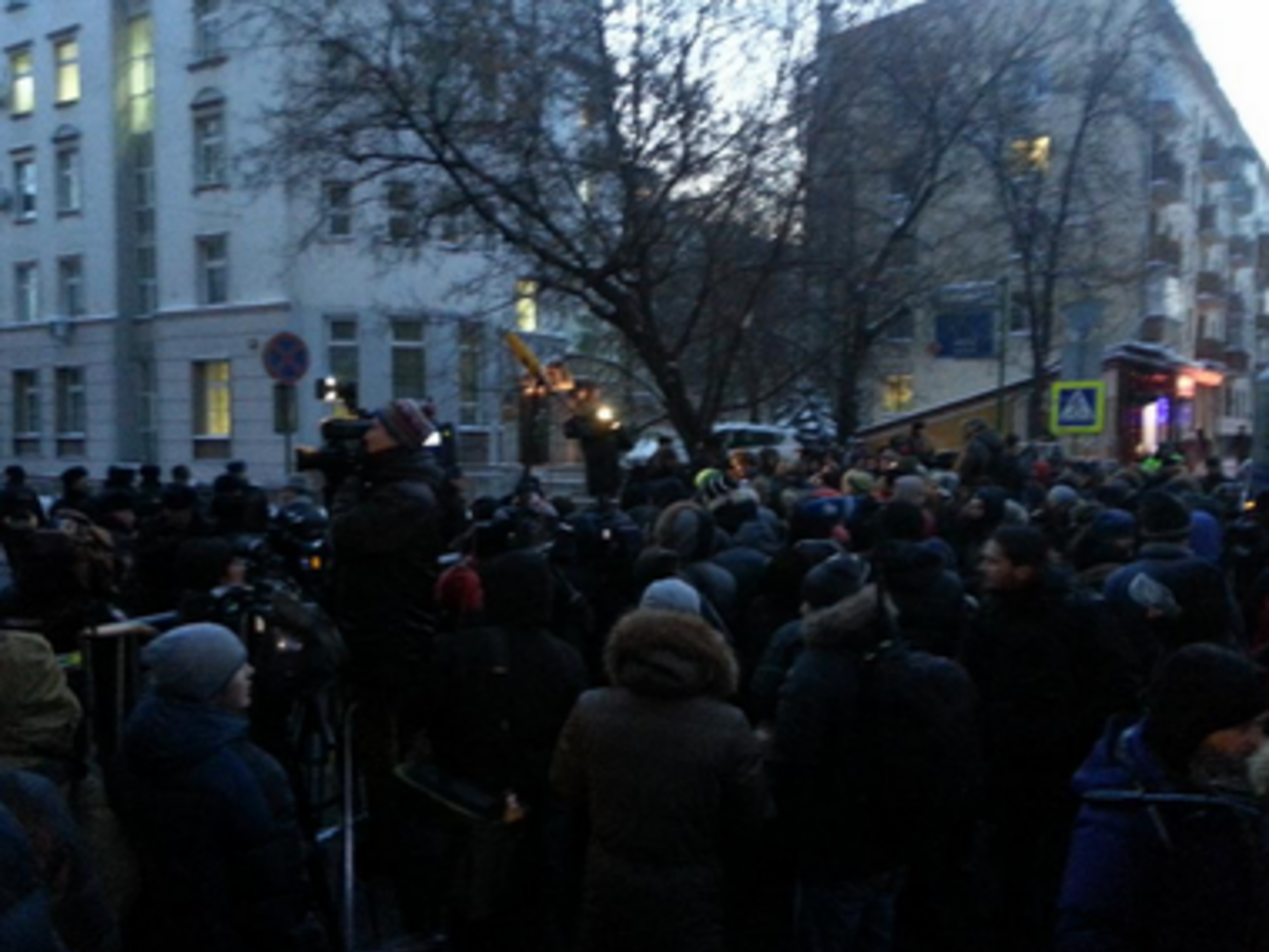 Попасть в здание суда много желающих