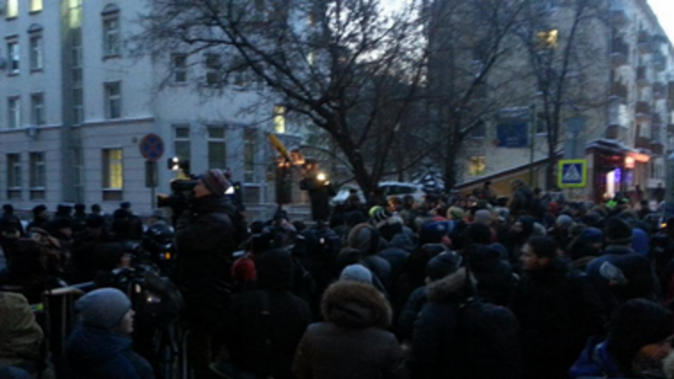 Попасть в здание суда много желающих