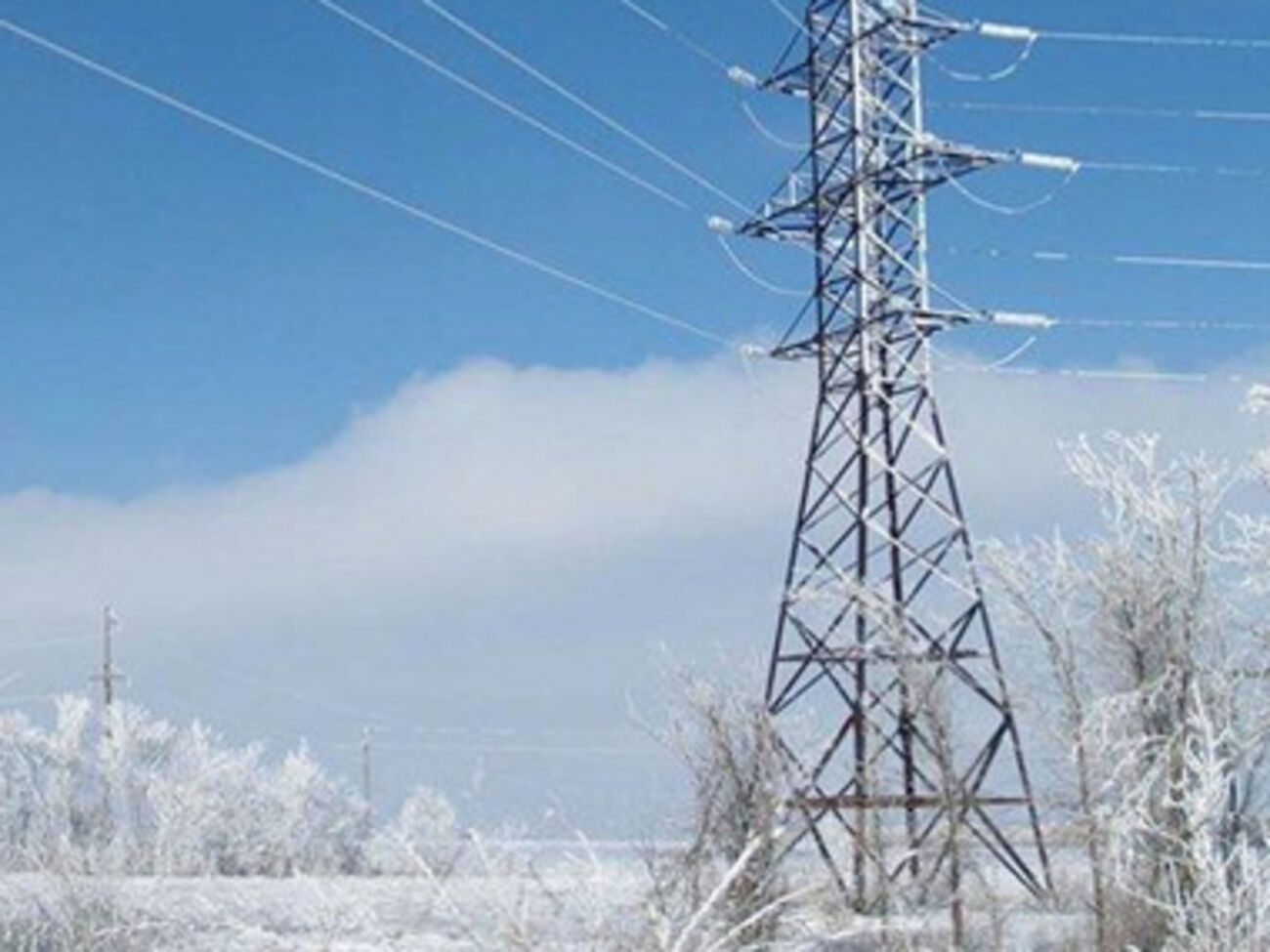 Бригады облэнерго&nbsp;пытаются восстановить электроснабжение населенных пунктов