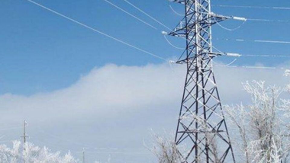 Бригады облэнерго пытаются восстановить электроснабжение населенных пунктов