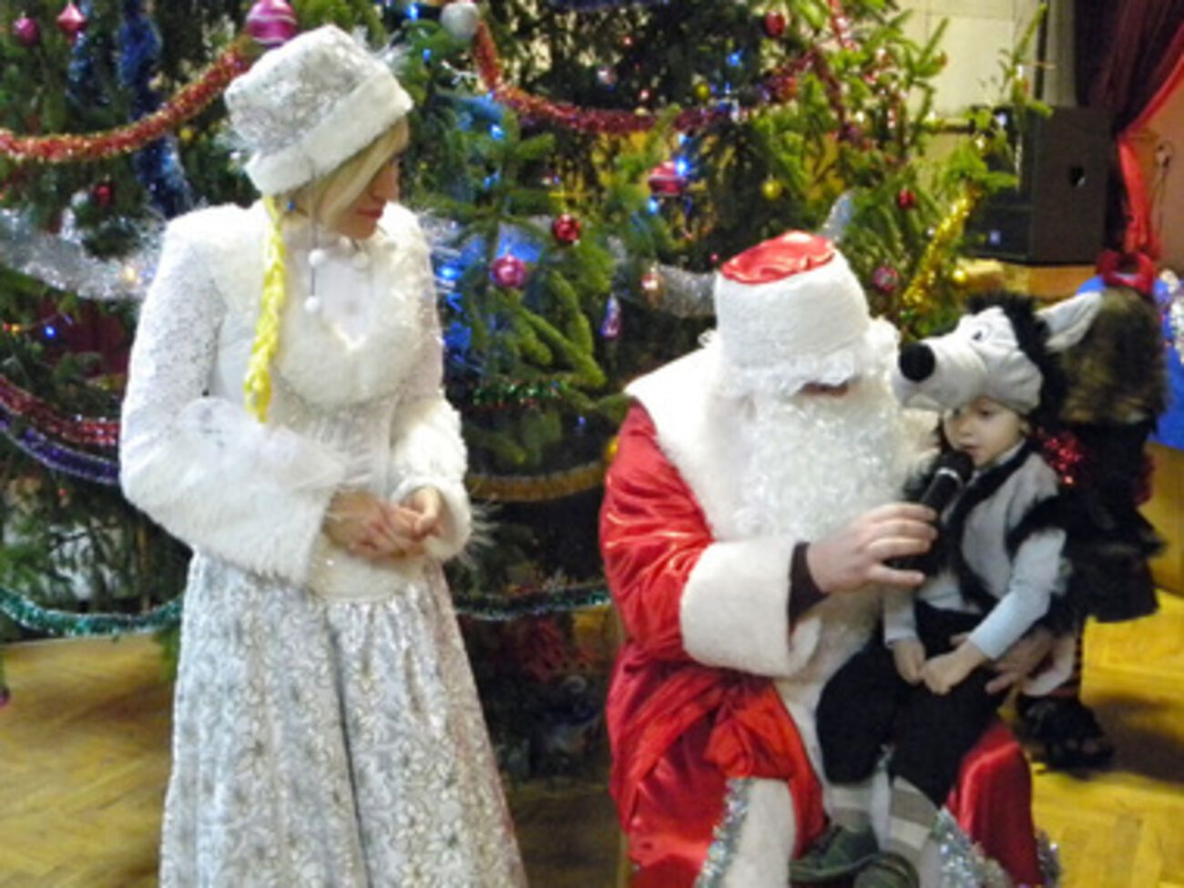 Дети перетягивали "канат" из пожарного рукава и наперегонки бегали с огнетушителем между расставленными кеглями