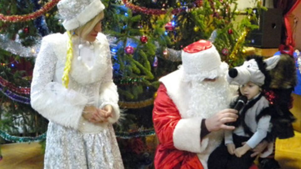 Дети перетягивали "канат" из пожарного рукава и наперегонки бегали с огнетушителем между расставленными кеглями