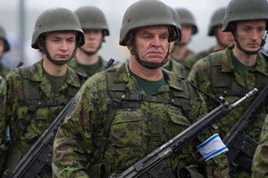 В Эстонии среди кадровых военных женщин 10%, среди солдат --- меньше 1%