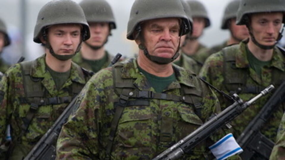 В Эстонии среди кадровых военных женщин 10%, среди солдат --- меньше 1%