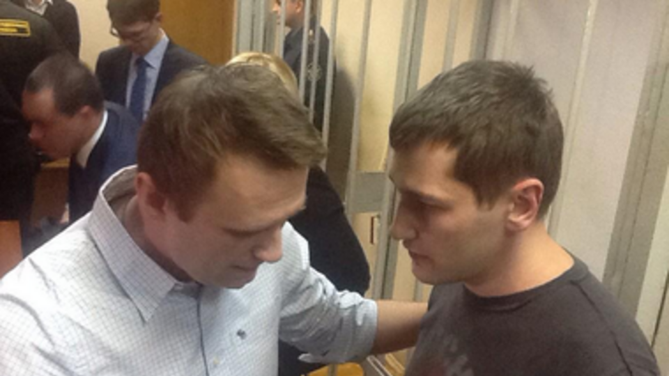 Алексей Навальный прощается с братом после оглашения приговора