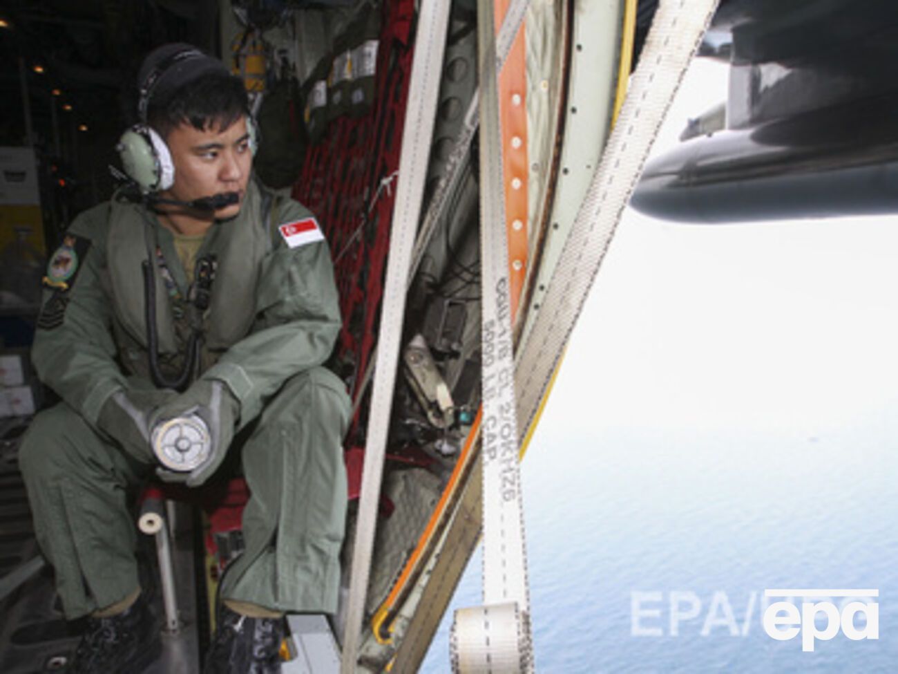 Несколько объектов и, предположительно, тело были замечены спасателями в Яванском море у индонезийской части острова Борнео