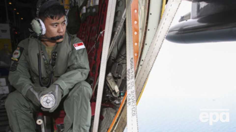 Несколько объектов и, предположительно, тело были замечены спасателями в Яванском море у индонезийской части острова Борнео