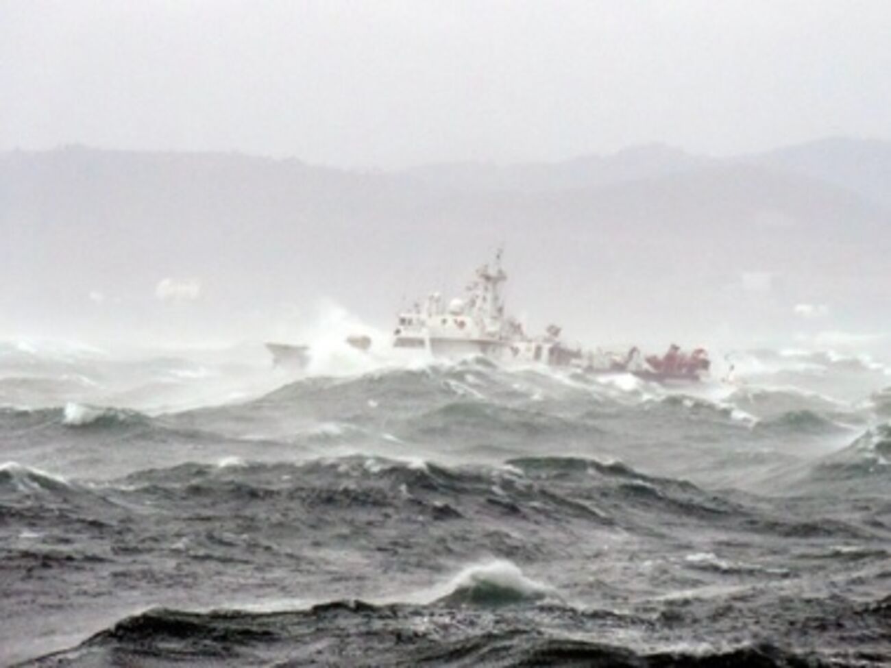 На переправе действует штормовое предупреждение