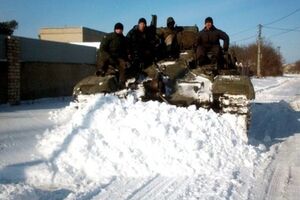 Снежные завалы на юге Украины убирает военная техника. Фоторепортаж