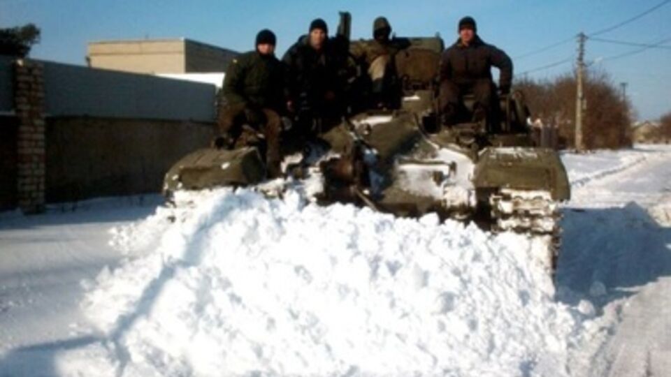Снежные завалы на юге Украины убирает военная техника. Фоторепортаж