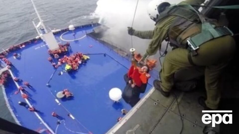 По последним данным, в катастрофе на пароме Norman Atlantic погибли 12 человек