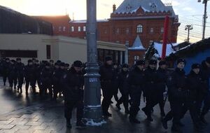 К месту митинга стягивают силовиков