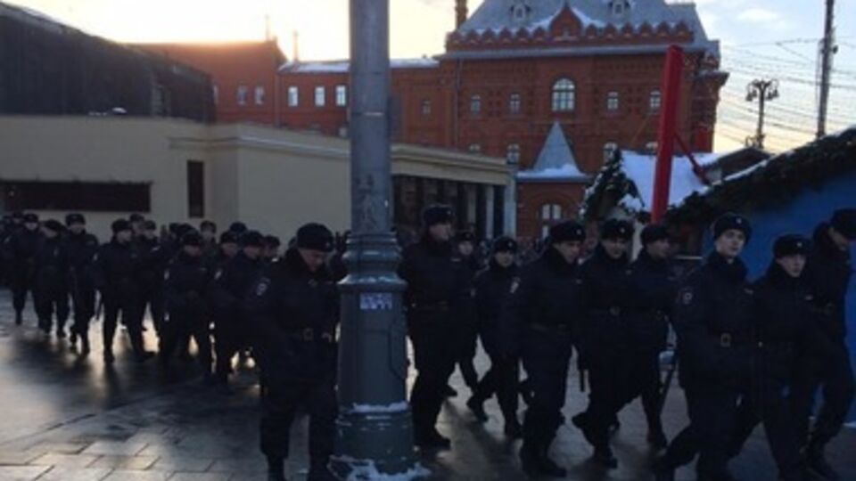 К месту митинга стягивают силовиков
