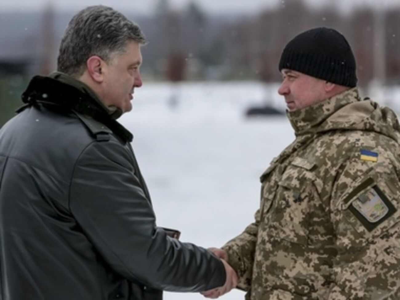 Порошенко передал львовским силовикам 100 единиц боевой техники и два вертолета. Фоторепортаж