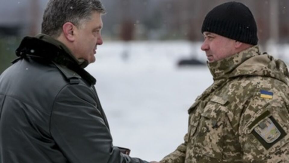 Порошенко передал львовским силовикам 100 единиц боевой техники и два вертолета. Фоторепортаж