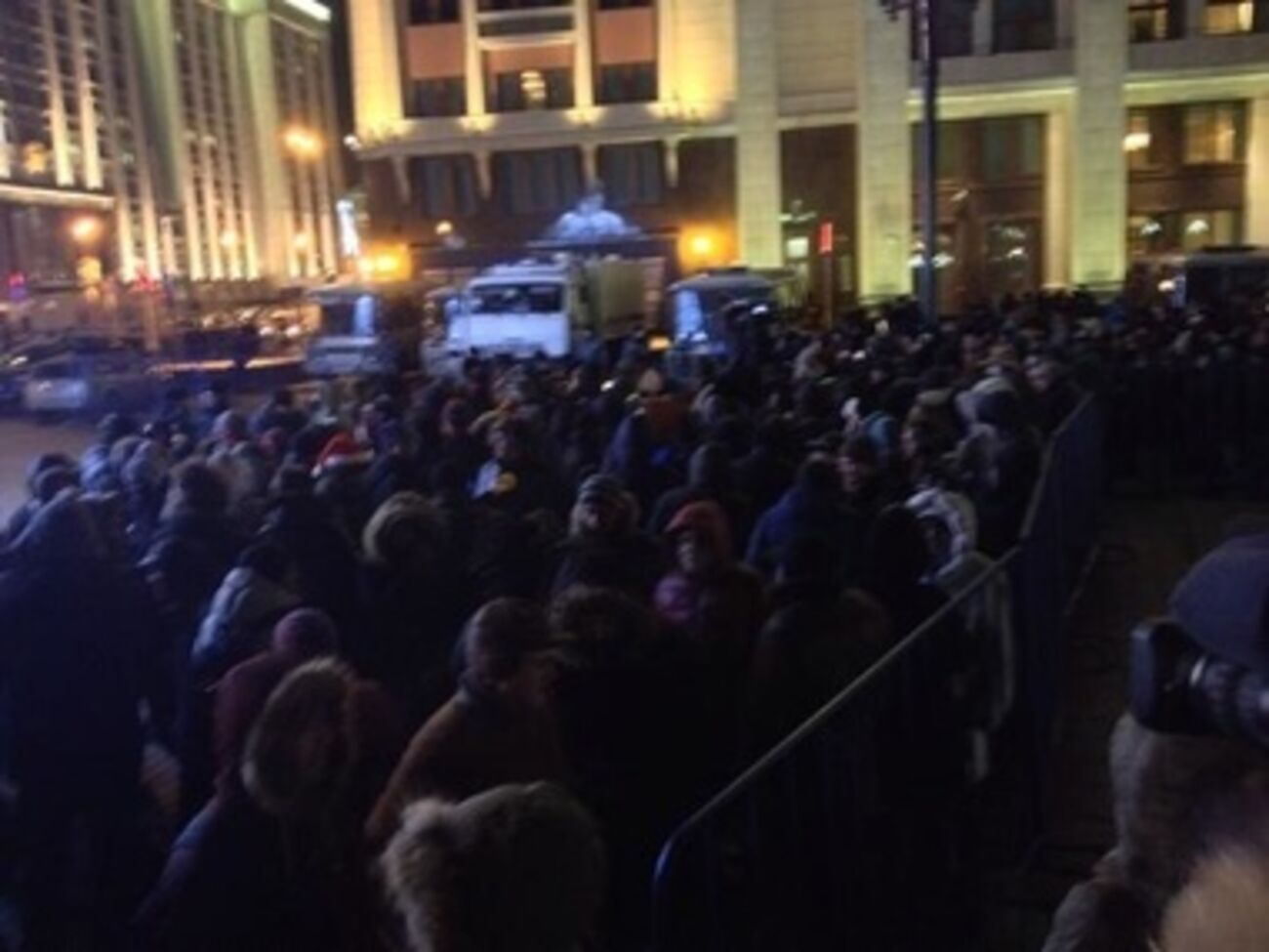 Люди на Манежной площади собираются, хотя Роскомнадзор "воюет" с сайтами, сообщающими об акции