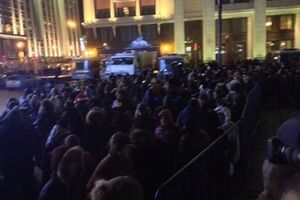 Люди на Манежной площади собираются, хотя Роскомнадзор "воюет" с сайтами, сообщающими об акции