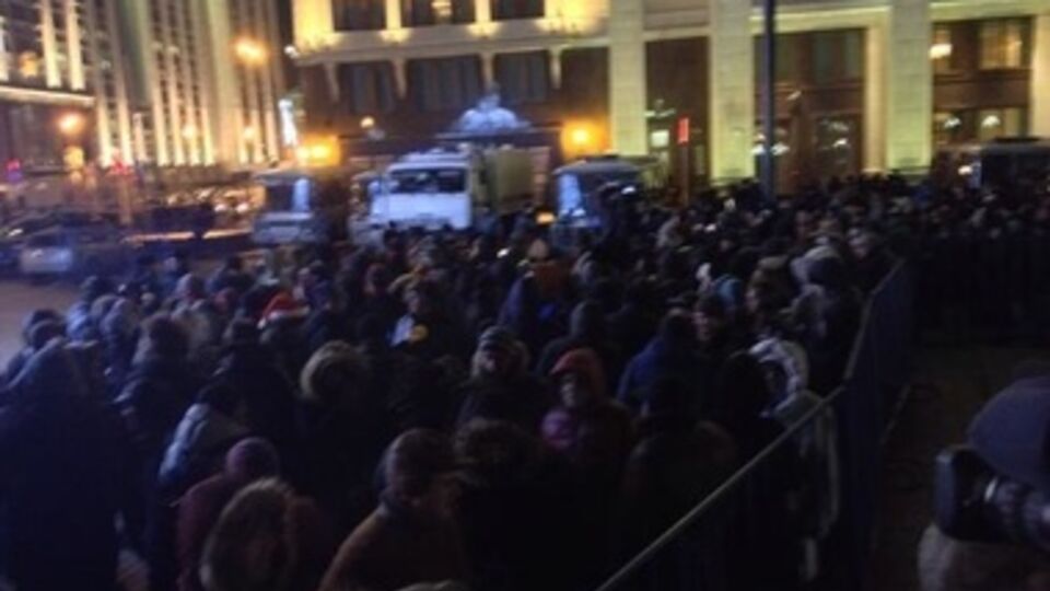 Люди на Манежной площади собираются, хотя Роскомнадзор "воюет" с сайтами, сообщающими об акции