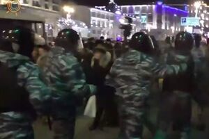 Российский ОМОН задерживает демонстрантов на Манежной