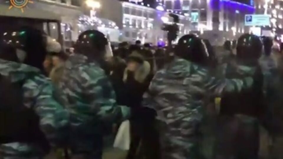 Российский ОМОН задерживает демонстрантов на Манежной