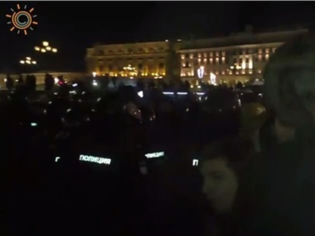 Цепь полицейских и ОМОНа вытесняет протестующих